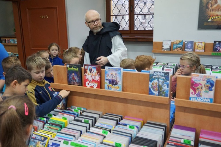 Spacer z cystersem po świdnickiej bibliotece