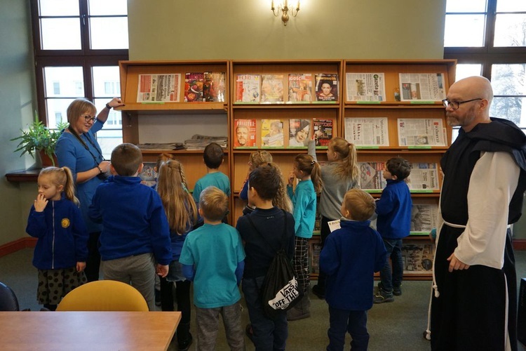 Spacer z cystersem po świdnickiej bibliotece