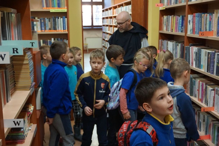 Spacer z cystersem po świdnickiej bibliotece