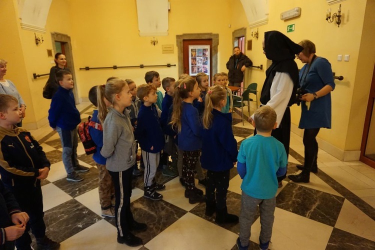 Spacer z cystersem po świdnickiej bibliotece