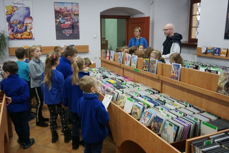 Spacer z cystersem po świdnickiej bibliotece