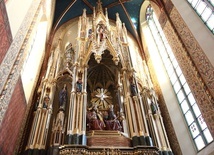 Ołtarz krakowskiej bazyliki dominikanów odzyskał pierwotny, jasny kolor