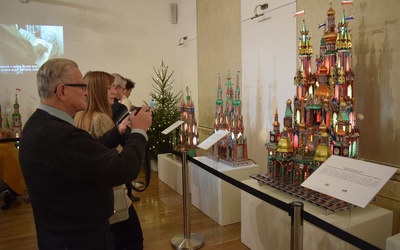Uczestnicy wernisażu uwieczniali dzieła krakowskich szopkarzy aparatami fotograficznymi i telefonicznymi.