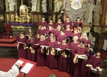 Katedra. Chór ma rok