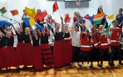 W czasie koncertu wystąpiły dzieci z PSP w Wierzchowinach.