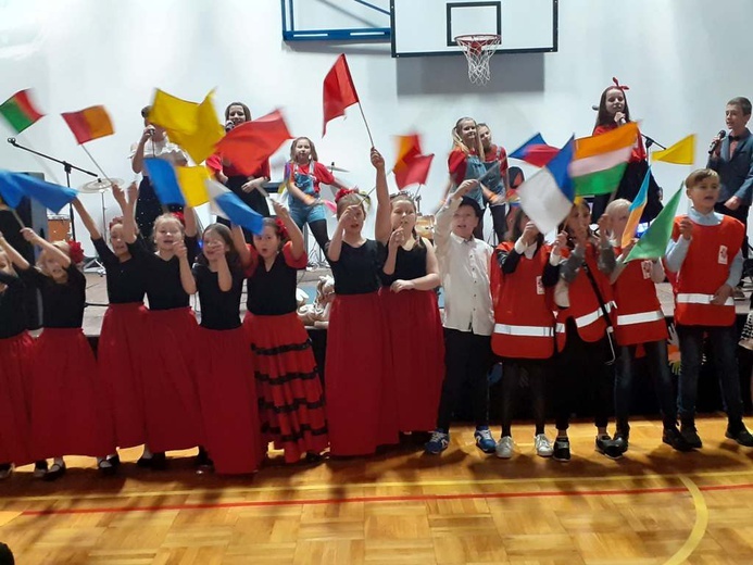 W czasie koncertu wystąpiły dzieci z PSP w Wierzchowinach.