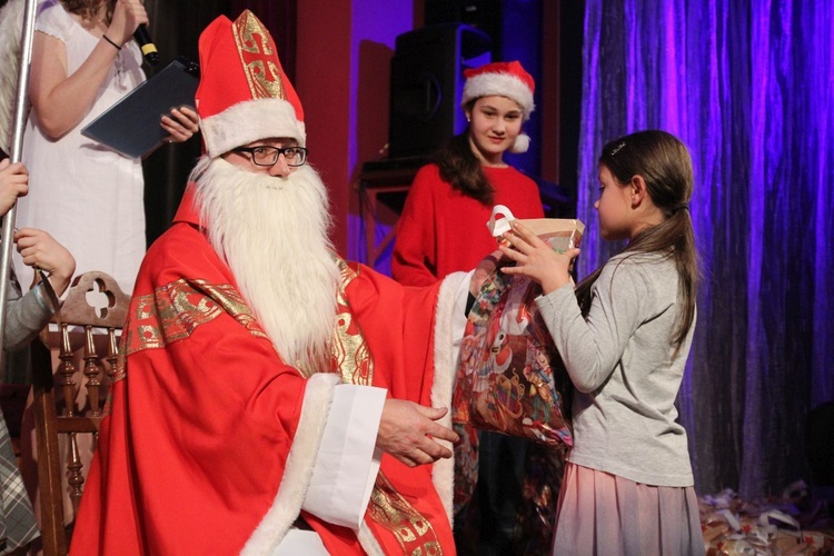 Uczniowie szkół KTK ze św. Mikołajem dla najmłodszych - 2019