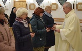 Ks. Kazimierz Marchaj rozdał członkiniom wspólnoty statuty.