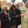 Ks. Kazimierz Marchaj rozdał członkiniom wspólnoty statuty.