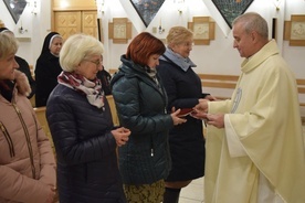 Ks. Kazimierz Marchaj rozdał członkiniom wspólnoty statuty.