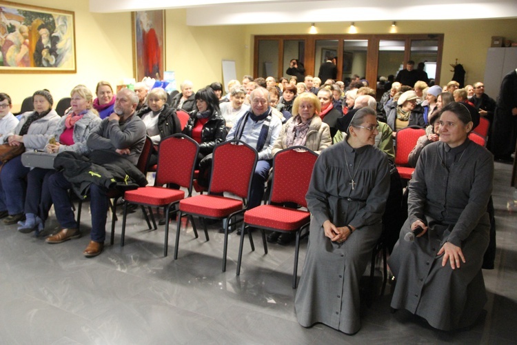 Tarnów. Choinka mleka od filipinów dla urszulanek