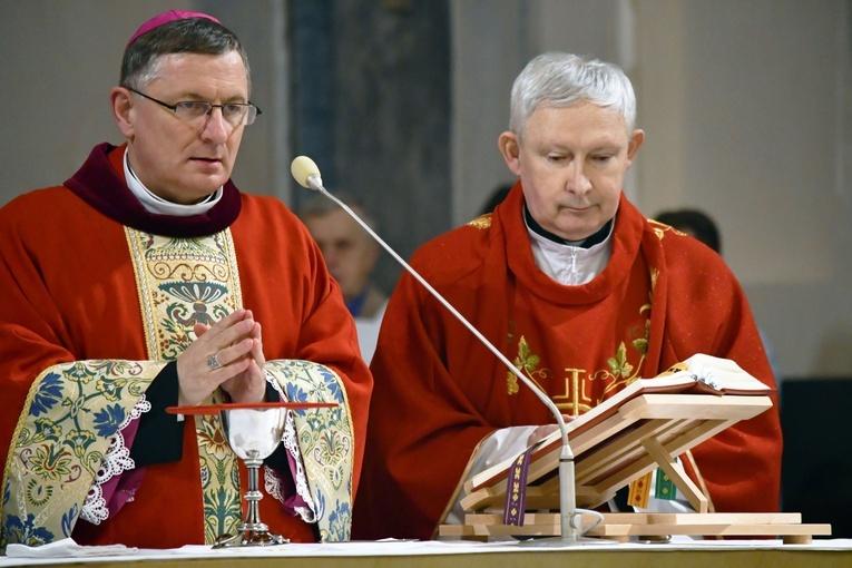 Bp Zadarko: Ciągle pojawiają się ci, którzy chcą zmienić rozumienie powojennej historii Polski