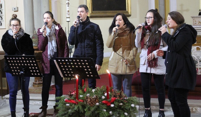Ustroński zespół Soli Deo Gloria poprowadzil modlitwę uwielbienia w ewangelickim kościele Zbawiciela.