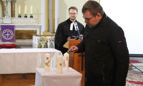 Ks. Tomasz Niedziela i ks. Karol Długosz podczas nabożeństwa ekumenicznego.