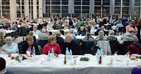 Świąteczny stół dla potrzebujących i samotnych