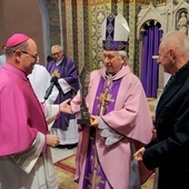 Statuetkę "Ku chwale" bp Dziubie wręczył abp Wojciech Polak, prymas Polski.