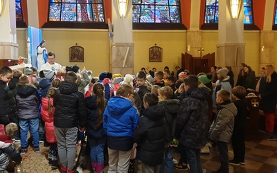 Msza św. roratnia z udziałem dzieci w sanktuarium św. Jakuba w Brzesku.