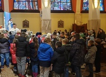Msza św. roratnia z udziałem dzieci w sanktuarium św. Jakuba w Brzesku.