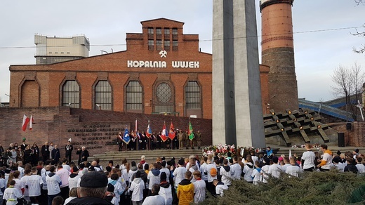 Bieg i uroczystości pod kopalnią Wujek