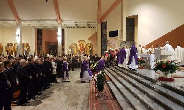 Katowice. Rocznicowe uroczystości na kopalni Wujek. Abp Wiktor Skworc wzywa do obrony życia