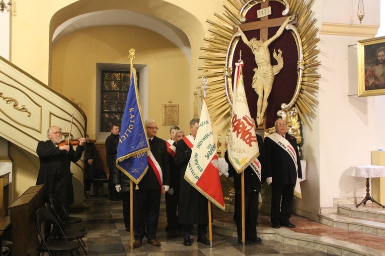 Podczas Eucharystii obecne były poczty sztandarowe.