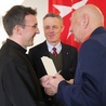 Od lewej: ks. Michał Nowak, Piotr Rozwadowski i jeden z podopiecznych MOPS-u.