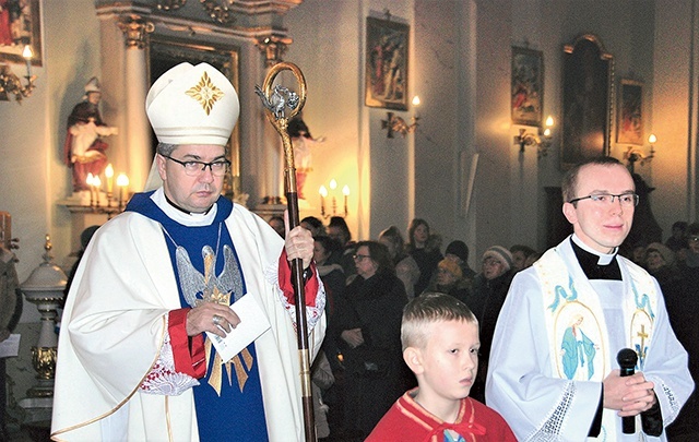 ▲	Z wiernymi modlił się bp Wojciech Osial.