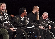 ▲	Krzysztof Zanussi, który widział już dzieło, mówi, że niepełnosprawność aktorów jest wyczuwalna tylko w minimalnym stopniu. Na zdjęciu (od lewej) twórcy: Maciej Sikorski, Bawer Aondo-Akaa, ks. Roman Sikoń  i Marcin Konik.