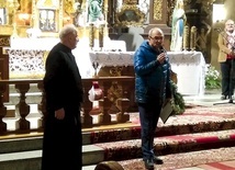 Bogusław Gałka (po prawej) wręcza nagrodę  o. Kazimierzowi.