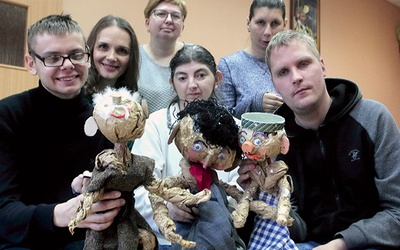 Bohaterowie  ze swoją opiekunką Magdaleną Dąbrowską oraz własnoręcznie wykonanymi lalkami.