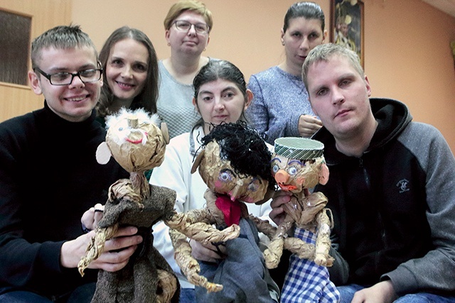 Bohaterowie  ze swoją opiekunką Magdaleną Dąbrowską oraz własnoręcznie wykonanymi lalkami.