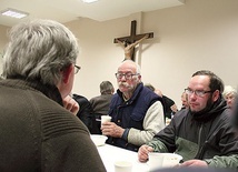 − Nie czuję się samotny – cieszy się pan Mirek z Ursusa, który od niedawna przychodzi na marymonckie spotkania.