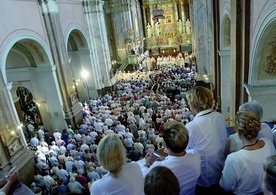 ◄	Sanktuarium Matki Bożej Świętorodzinnej. Niemal identycznie wyglądało wnętrze świątyni 80 lat temu i zapewne tak samo było wypełnione wiernymi w tamto Boże Narodzenie.