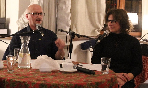 O. Grzegorz Kramer w cieszyńskiej Cafe Muzeum i prowadząca z nim spotkanie Miriam Arbter-Korczyńska.