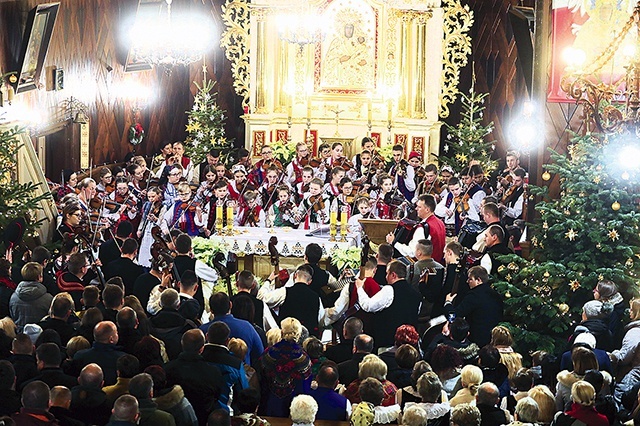 ▲	Góralske pastorałki w Żabnicy śpiewają tłumy.