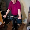 Mężczyzna na rowerze stacjonarnym może dbać o ogólną sprawność fizyczną.