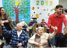 Wolontariusze z podopiecznymi ZOL prowadzonego przez siostry boromeuszki.