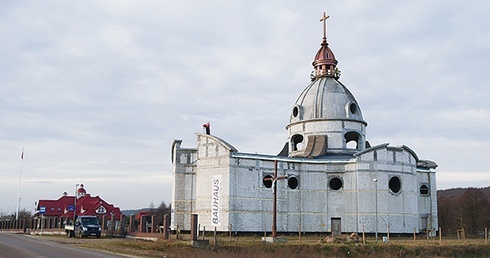 11 grudnia zamontowano krzyż na szczycie kopuły.