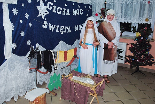 Jasełkowe przedstawienie w wykonaniu uczniów szkoły w Zbydniowie.