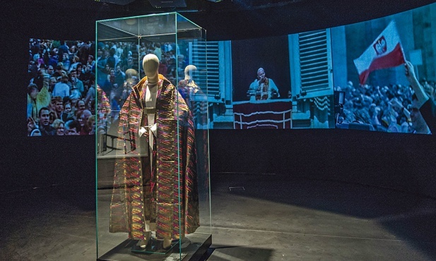 W muzeum każdy eksponat opowiada konkretną historię z życia kard. Wyszyńskiego i Jana Pawła II, a tym samym historię Polski 