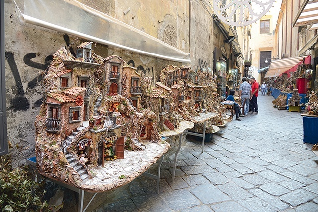 Via San Gregorio Armeno – to właśnie na tej ulicy w Neapolu Boże Narodzenie trwa cały rok 