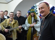 Kolędnicy misyjni przedstawiają krótką scenkę o Bożym Narodzeniu i potrzebach w krajach misyjnych.