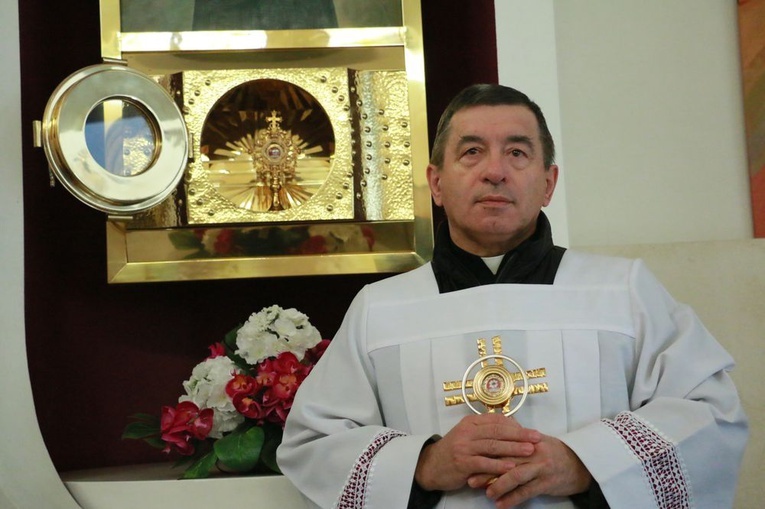 Ks. Wiesław Szewczuk pokazuje relikwie św. s. Faustyny i bł. ks. Sopoćki.