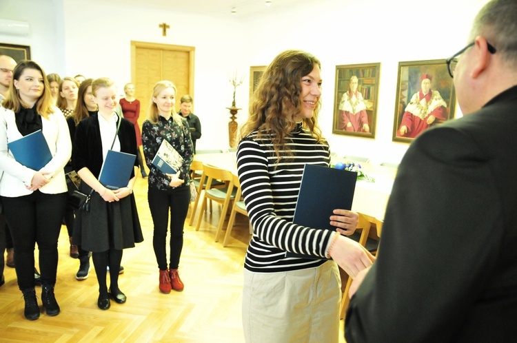 Rektor KUL wręczył stypendia i nagrody pieniężne dla studentów