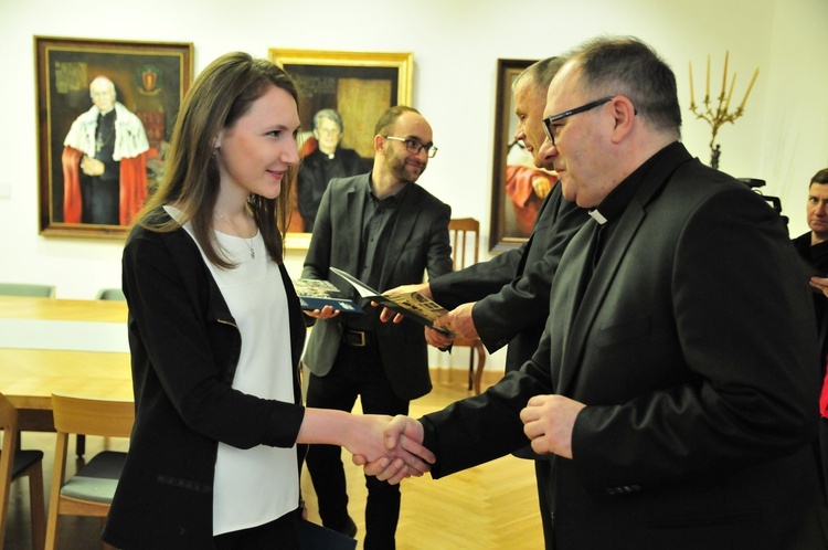 Rektor KUL wręczył stypendia i nagrody pieniężne dla studentów