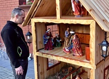 Taki dom wybudował bezdomny Krzysztof  dla Jezusa i Jego rodziców.