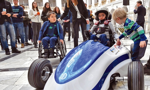 Taki elektryczny bolid  zbudowali dla chorego Maksa studenci Politechniki Warszawskiej.