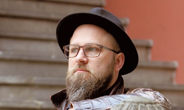 Mateusz „Mate.O” Otremba, wokalista, gitarzysta, kompozytor, autor tekstów, fotografik. Od 2017 r. dyrektor artystyczny trasy koncertowej „Betlejem w Polsce”.