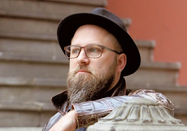 Mateusz „Mate.O” Otremba, wokalista, gitarzysta, kompozytor, autor tekstów, fotografik. Od 2017 r. dyrektor artystyczny trasy koncertowej „Betlejem w Polsce”.