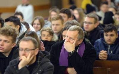 Z młodymi modlił się bp Piotr Turzyński.